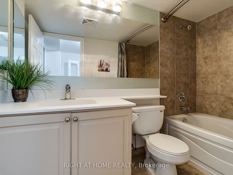 310 Burnhamthorpe Rd W #1713 — Photo 38