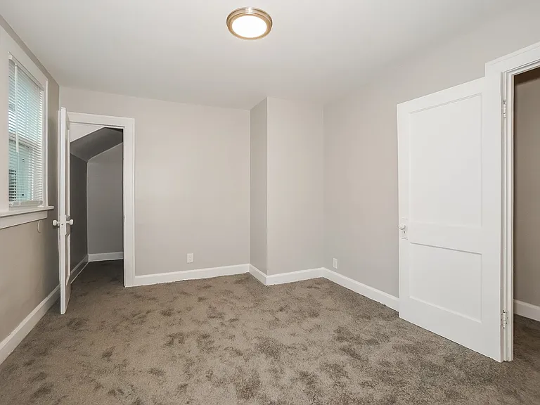 1064421_024_main_bedroom_13183900.jpg
