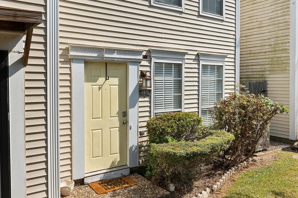 2 bed, 1.5 bath, 930 sqft, $1,400 — Photo 1