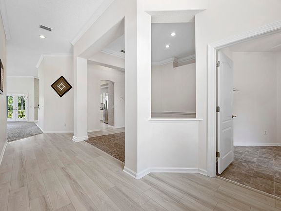 3rd image of 721 Wandering Ln