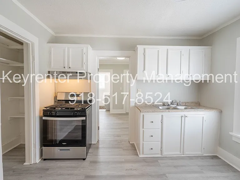 E 7th St Duplex — Photo 5