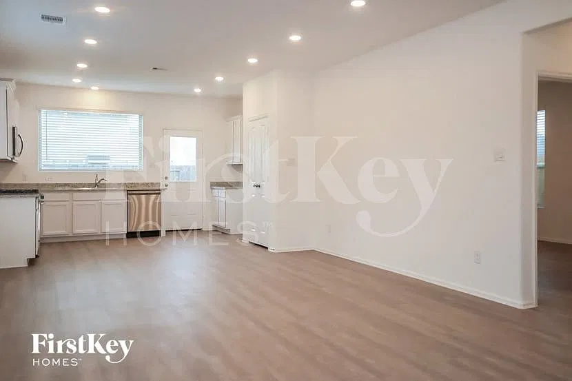 4 bed, 2.5 bath, 1853 sqft, $2,055 — Photo 3