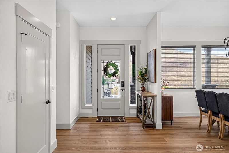 3rd image of 2025 Broadhurst Pl
