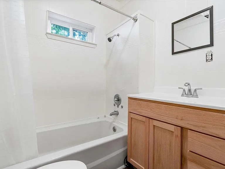1406 Avenue D — Photo 10