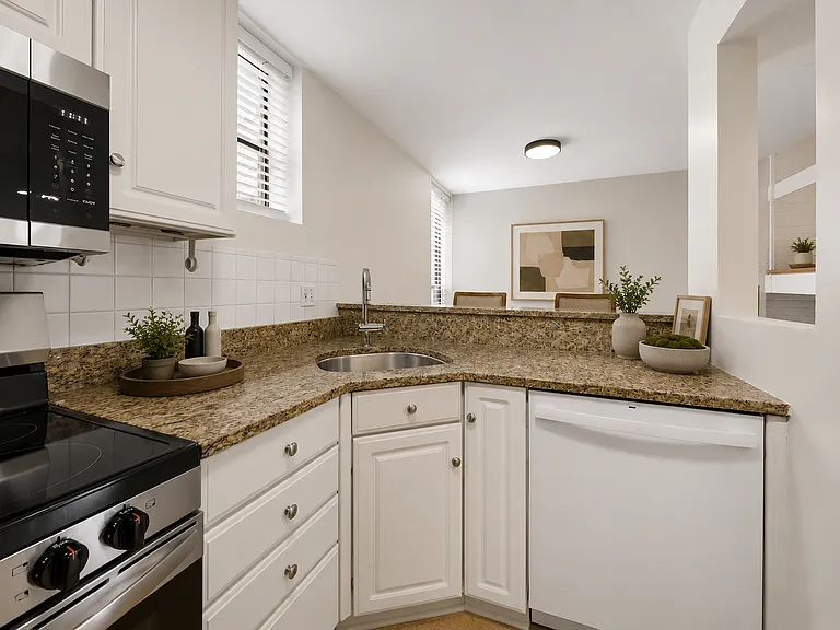 636 W Webster Ave #304 — Photo 6