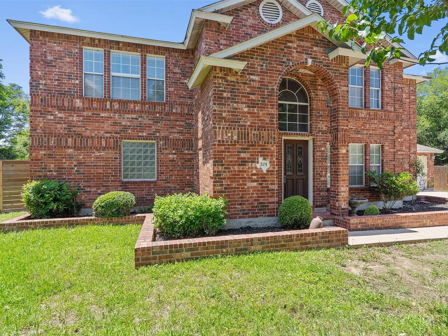 5 bed, 2.5 bath, 3213 sqft, $3,495 — Photo 3
