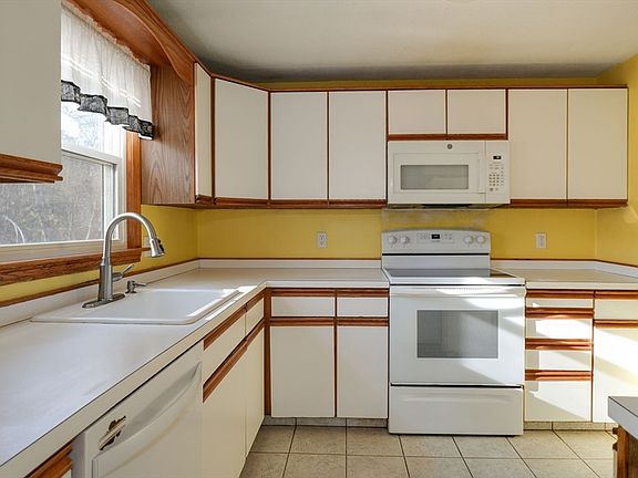 3rd image of 54 Evelina Dr