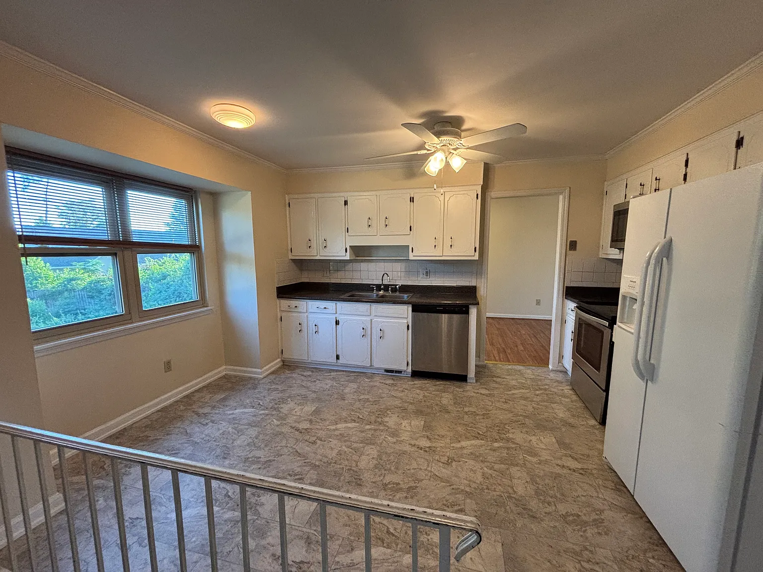4 bed, 2023 sqft, $2,150 — Photo 4