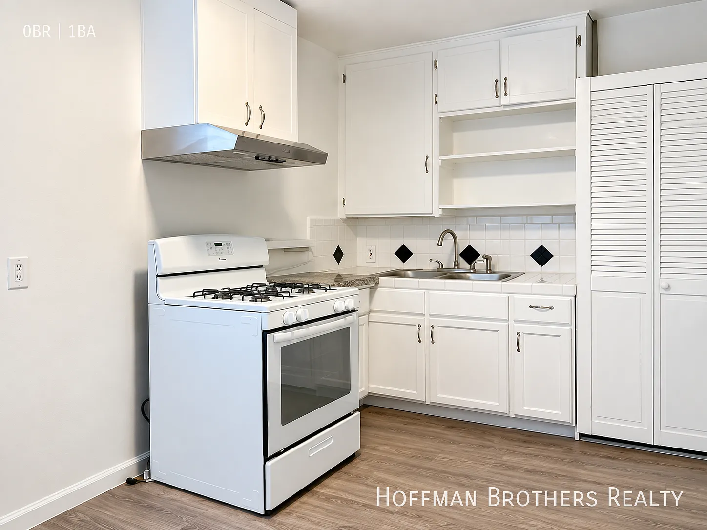 Central LA Studio with Convenient Access to Dining, Shops & Transit — Photo 2