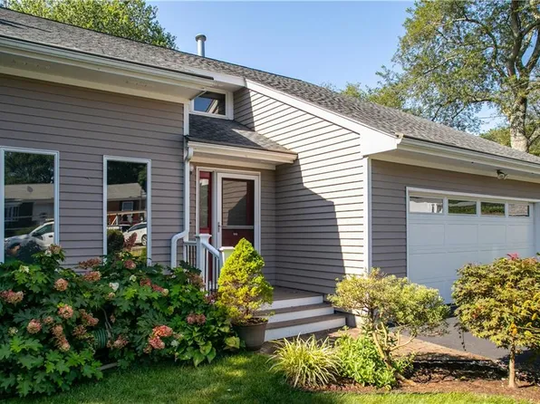 35 Lilly Ln, Narragansett, RI 02882