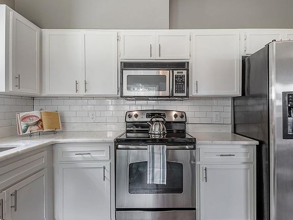 3rd image of 108 W Knollwood St