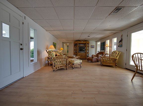 3rd image of 31 Nassau Dr