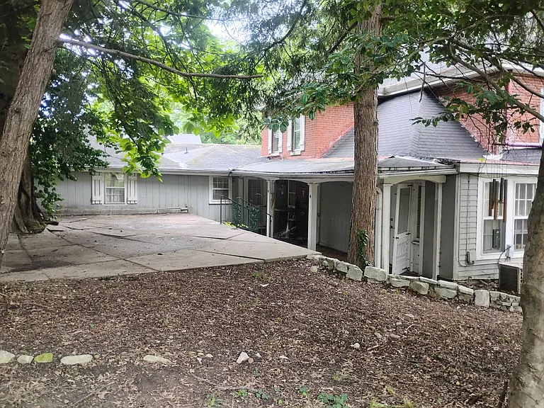 500 Center St — Photo 2