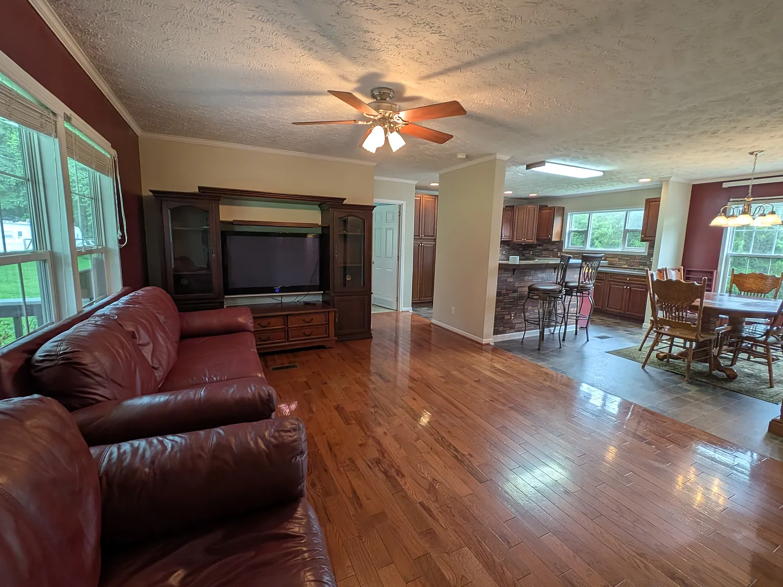 3 bed, 2.5 bath, 1820 sqft, $2,200 — Photo 3