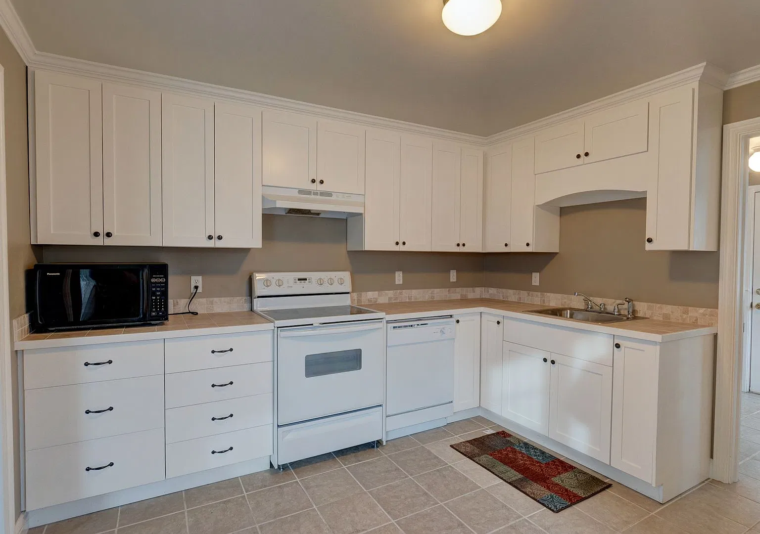 Pet Friendly 2 Bed, 1 Bath Home — Photo 2