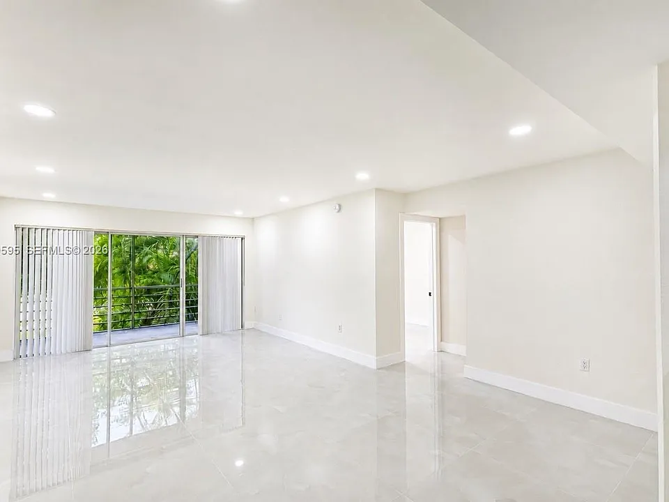4205 N University Dr #206