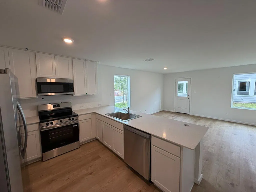 992 Phoenix St — Photo 3