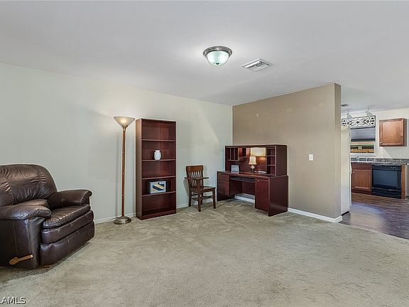 3rd image of 102 NE 9th Place Cpe