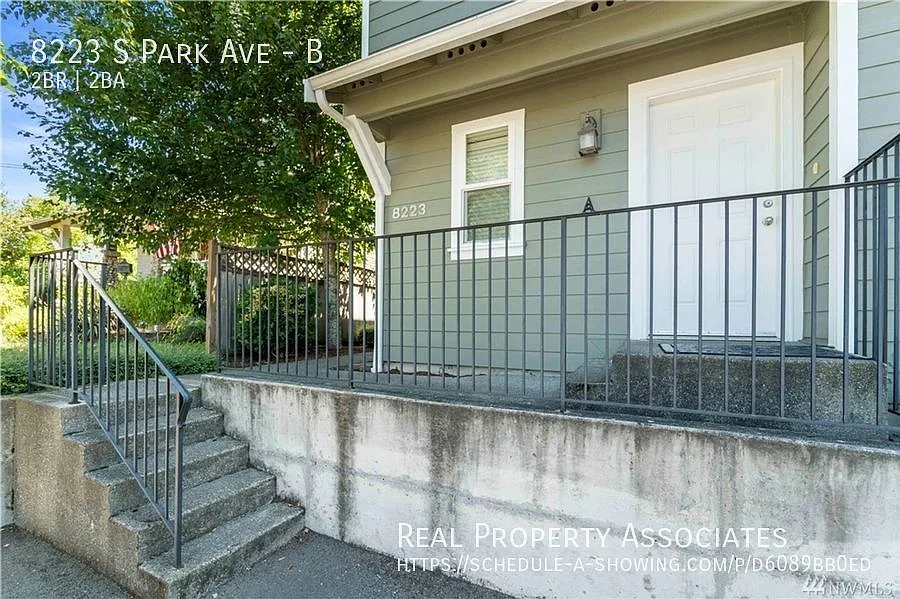 Spacious Renovated Two Bedroom Townhouse in Tacoma near JBLM — Photo 4
