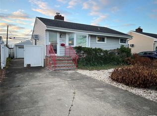 77 Tyler St, Freeport, NY 11520
