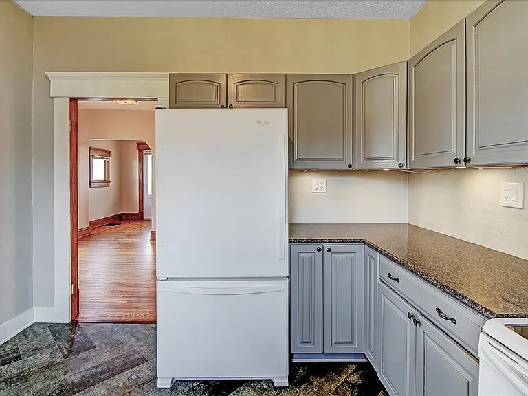 301 E Columbus St — Photo 16