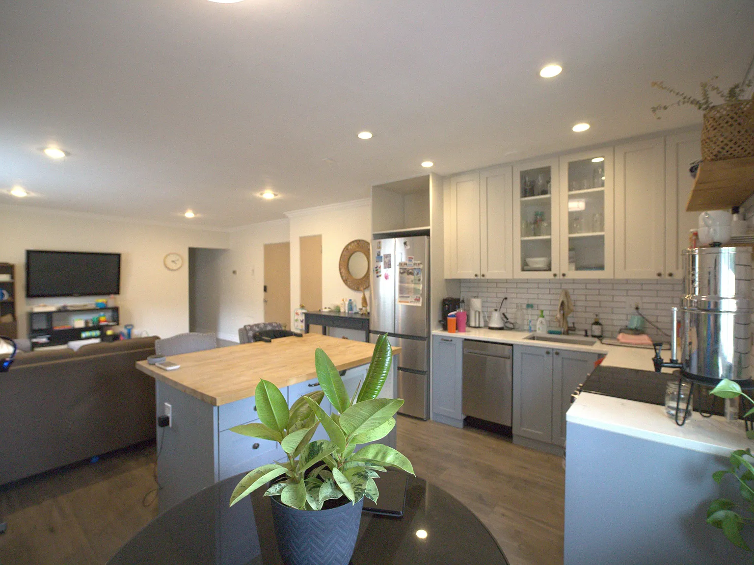 2 bed, 1.5 bath, 822 sqft, $2,300 — Photo 2