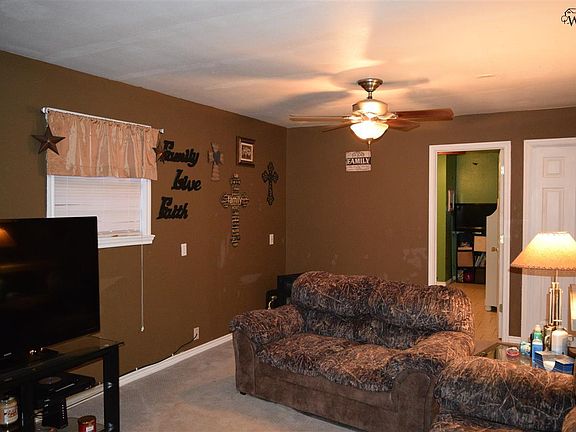 4th image of 410 W Pecan Ave