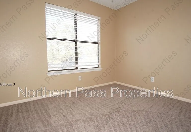 637 Woodcrest Ln — Photo 15