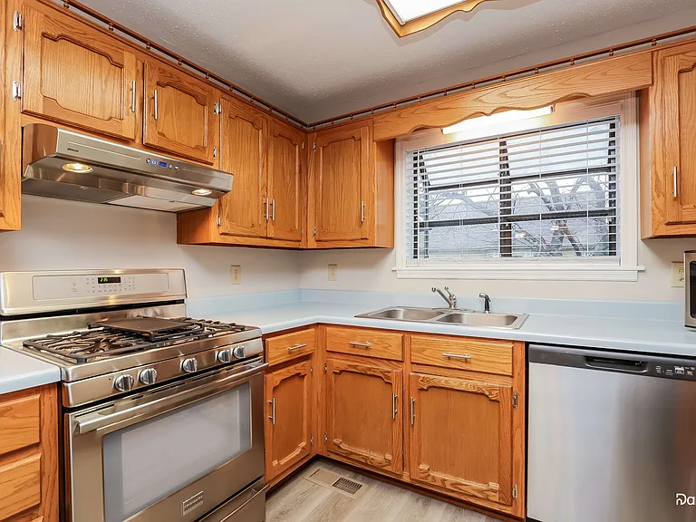 5032 Brookside Dr — Photo 2