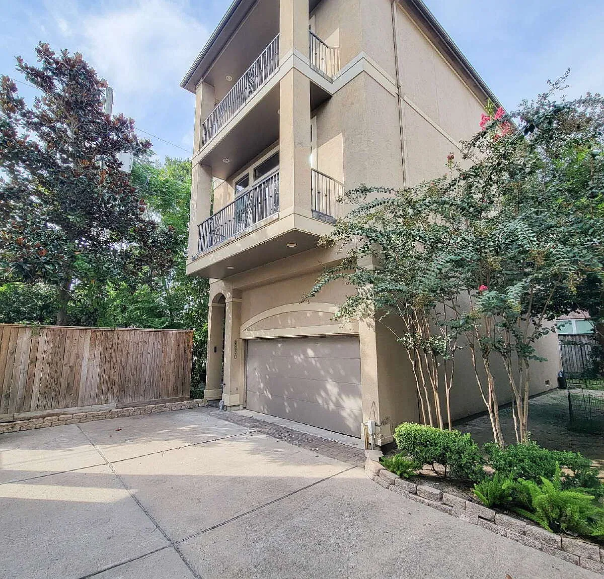 3 bed, 3.5 bath, 2509 sqft, $3,200 — Photo 2