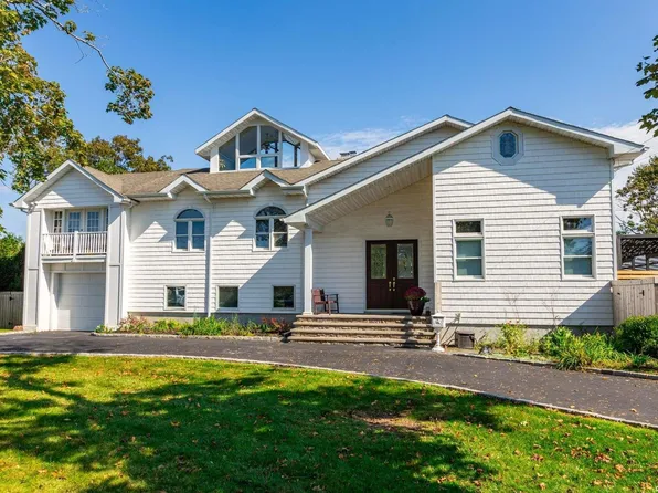 81 Elder Road, Islip, NY 11751