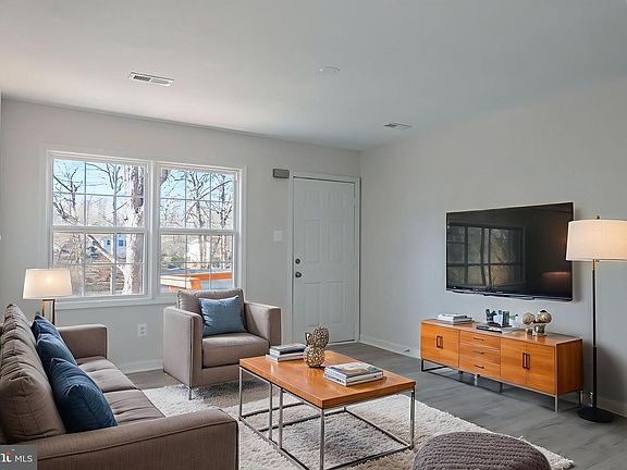 2nd image of 10 Rosewood St