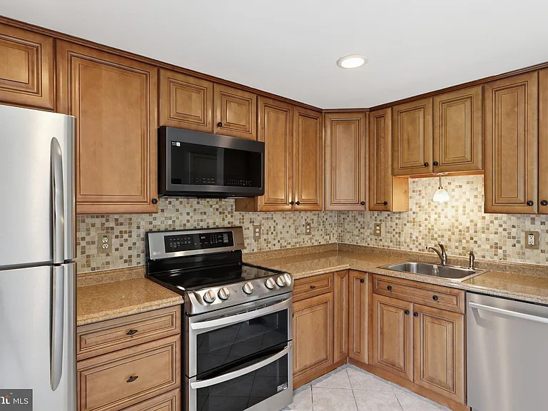 9504 Dunbrook Ct — Photo 6