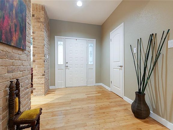 4th image of 103 Barbie Ct