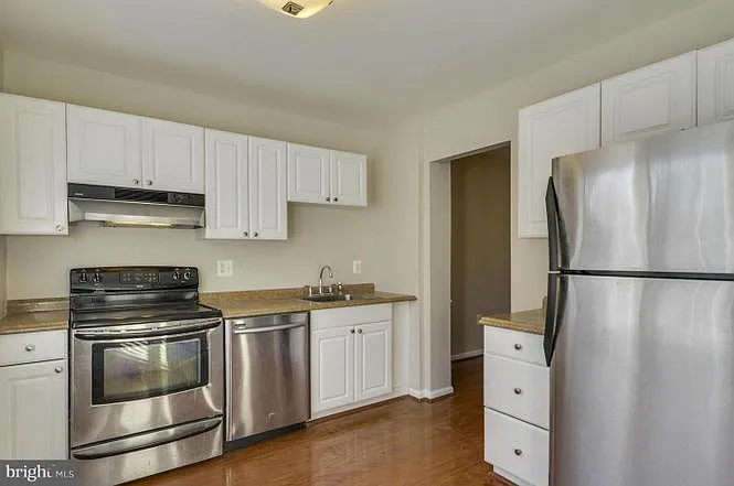 4 bed, 2.5 bath, 1900 sqft, $3,000 — Photo 3