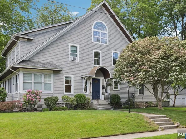 104 Hampton Pl, Ridgewood, NJ 07450