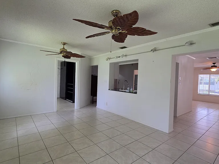 7002 NW 71st Ave — Photo 4