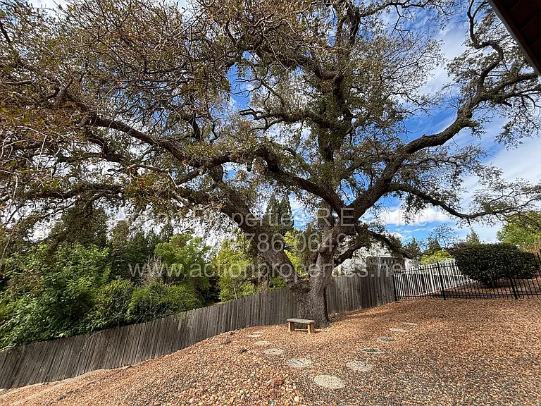 4726 Abbey Hl — Photo 35