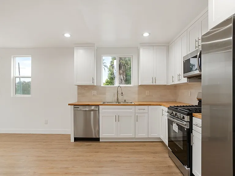 443 N Heliotrope Dr — Photo 10