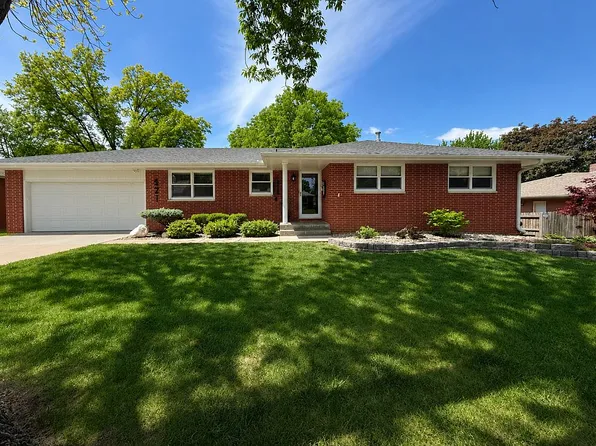 521 Cottonwood Dr, Lincoln, NE 68510