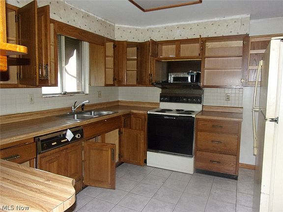 3rd image of 972 Braun Ave