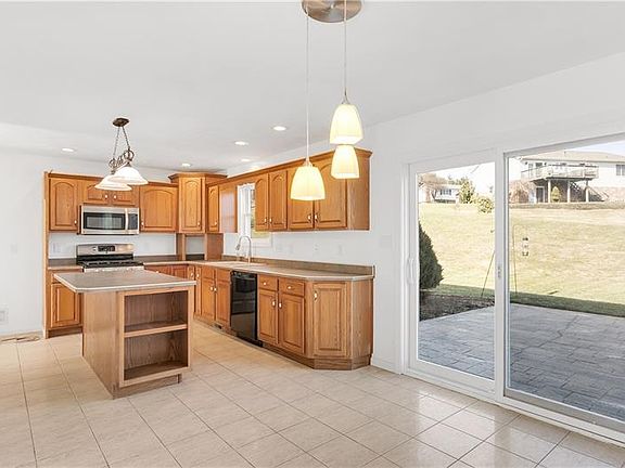 4th image of 7 Danbury Dr