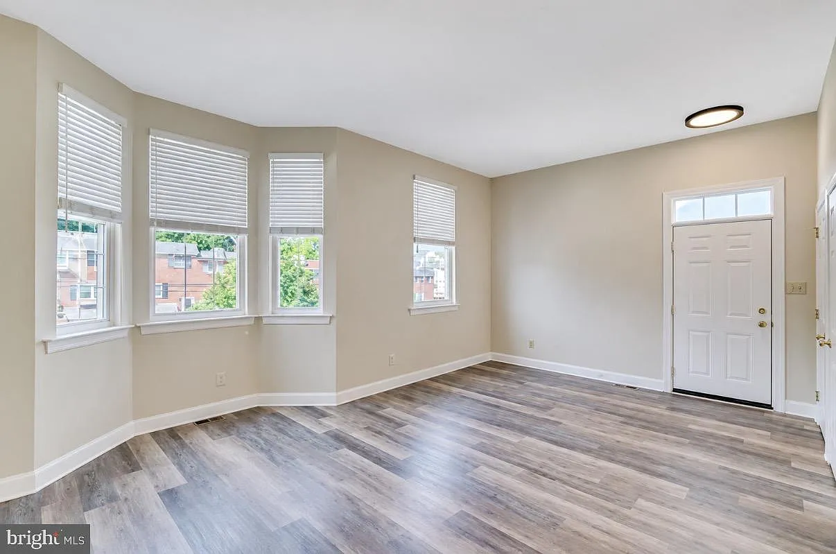 4 bed, 2.5 bath, 2345 sqft, $4,000 — Photo 4