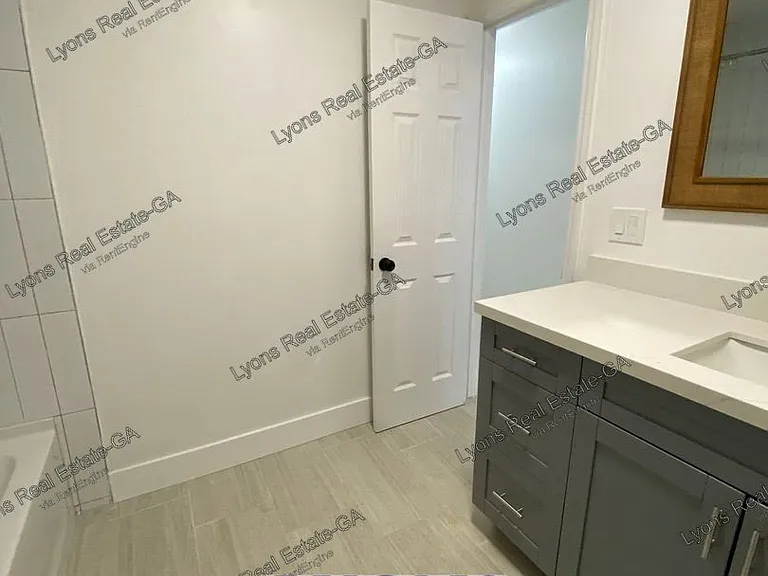 1028 S Gordon Ave — Photo 11
