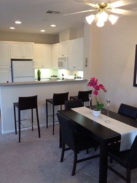 Gourmet Kitchen w/ Breakfast Bar