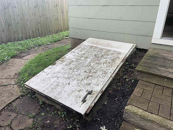 3rd image of 523 W Wilson Ave