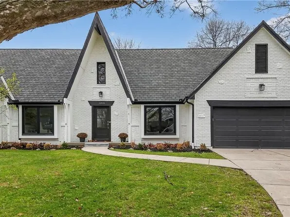 12815 Pembroke Cir, Leawood, KS 66209