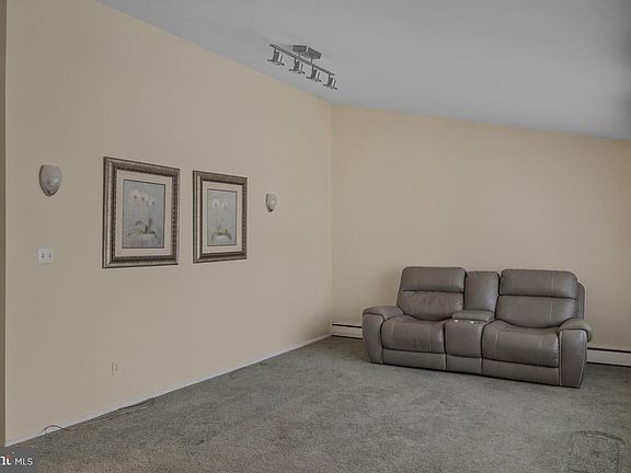 4th image of 155 Locust Ave W