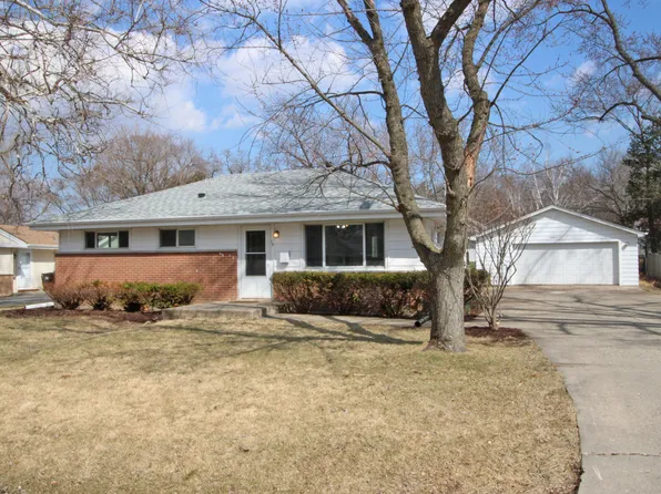 19 Crescent Rd, Lake Zurich, IL 60047