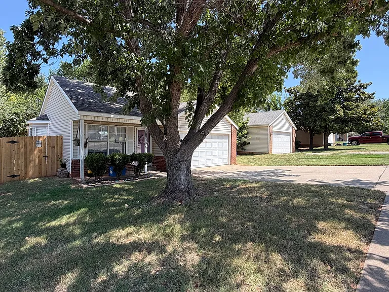 1117 Cedarcrest St — Photo 3